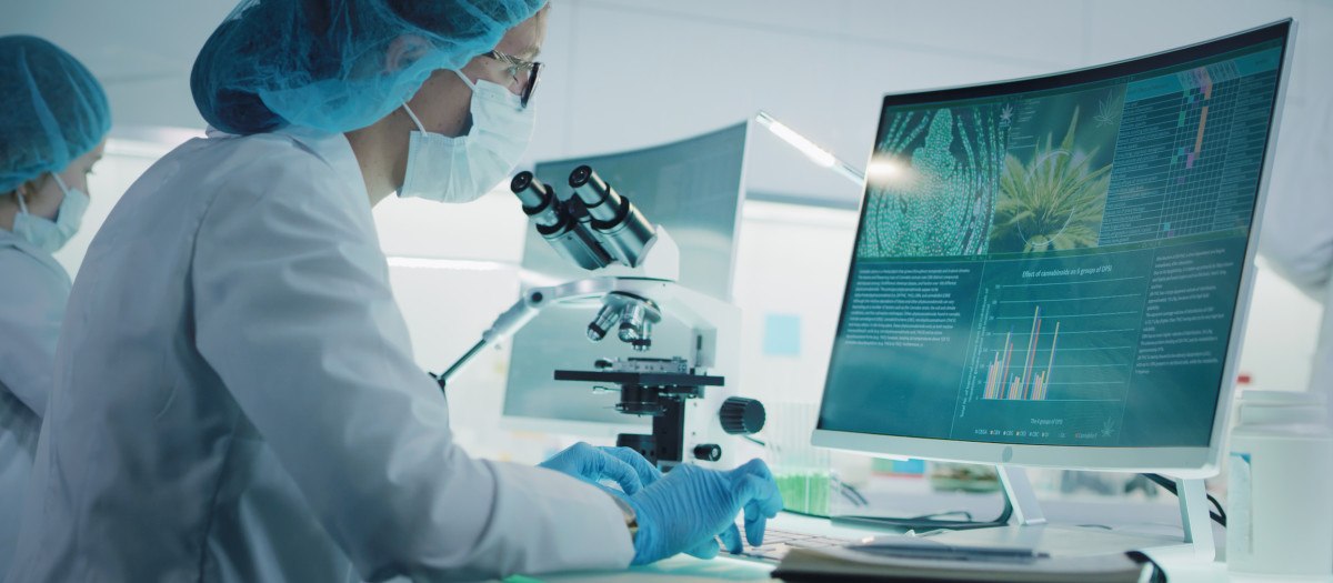 Científica en un laboratorio