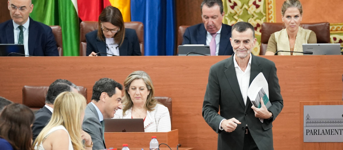 El portavoz de Por Andalucía, Antonio Maíllo, pasa por delante del presidente de la Junta, Juanma Moreno, en el Parlamento (archivo)