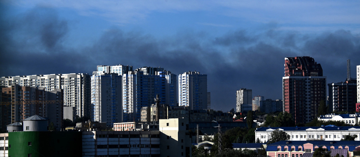 Densa columna de humo negro elevándose sobre el horizonte de Kiev tras un ataque con drones contra la capital ucraniana