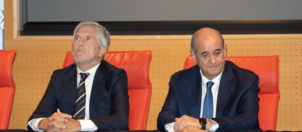 El ministro del Interior, Fernando Grande-Marlaska (c), acompañado del director de la Policía Nacional, Francisco Pardo