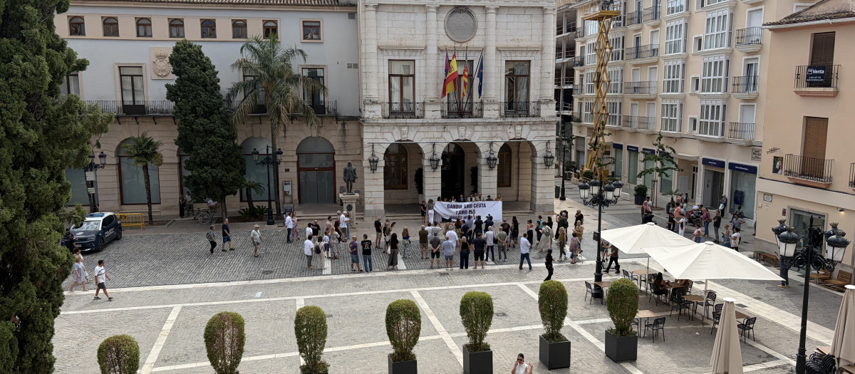 Imagen tomada este miércoles de la concentración en apoyo a Ceuta convocada por el alcalde socialista de Gandía