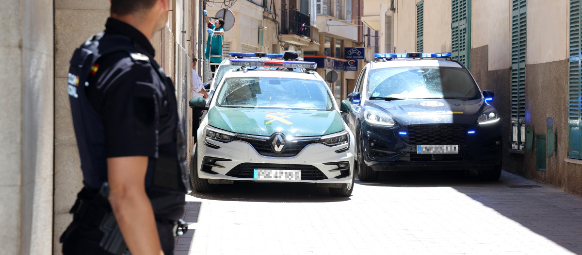 La Guardia Civil llegando a los Juzgados de Manacor
