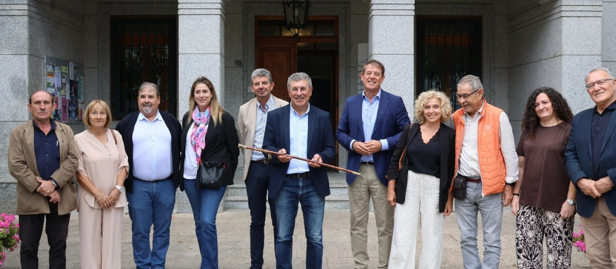 El alcalde de El Barco, Aurentino Alonso, junto a su equipo