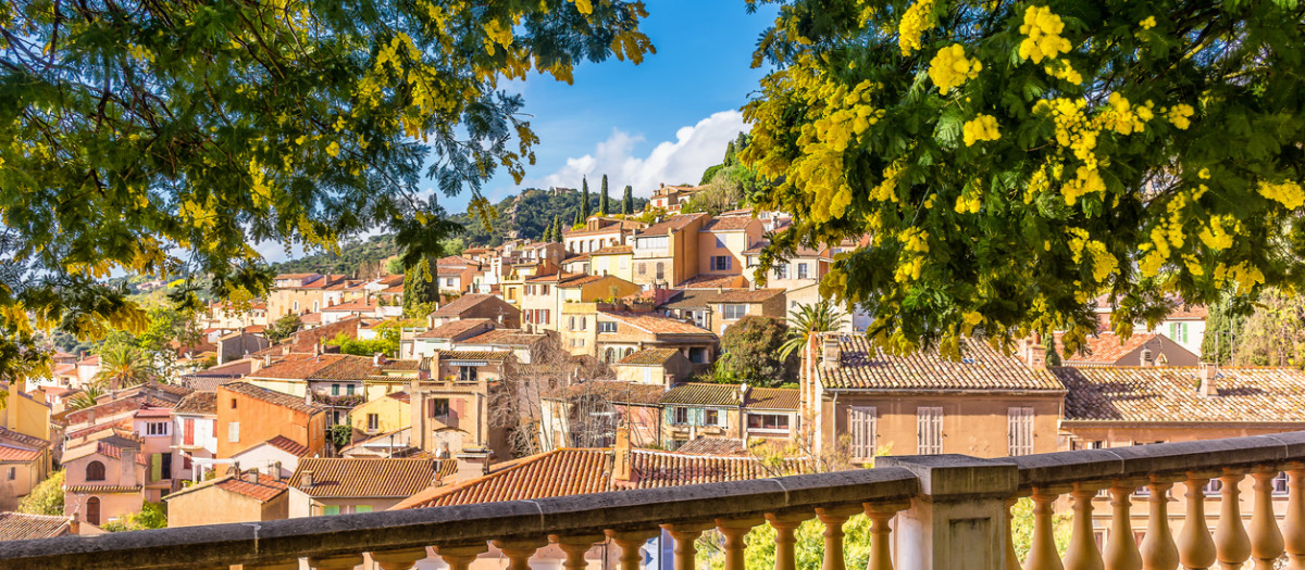 Vista de Bormes-les-Mimosas, el pueblo favorito de Francia en 2026