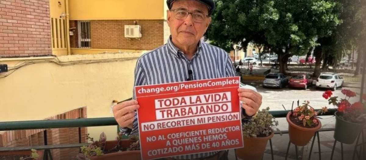 Manuel Guarino posa con un cartel de petición de firmas en una conocida plataforma solidaria