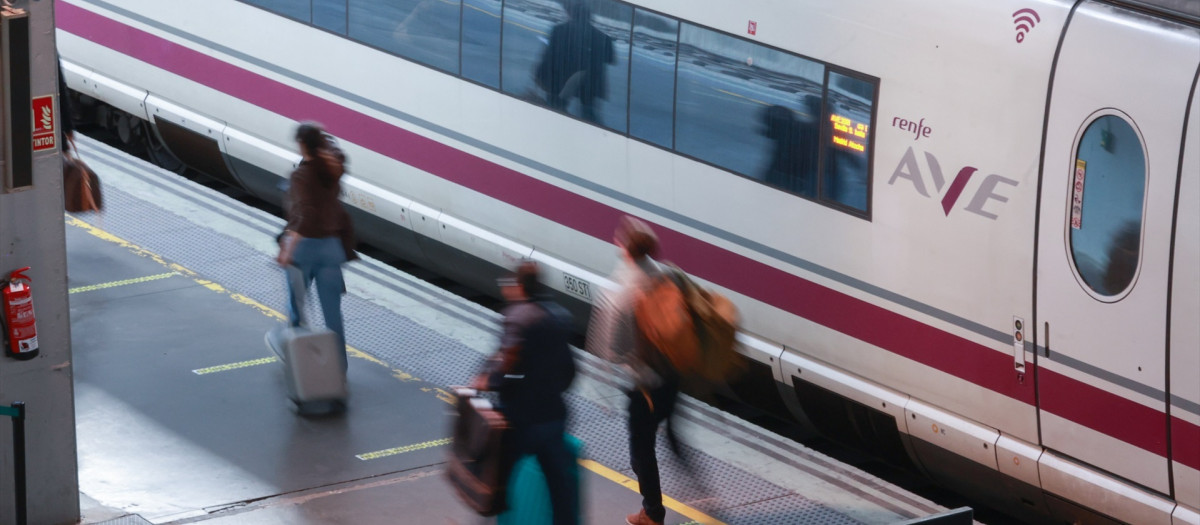 Viajeros en la Estación de Santa Justa, en Sevilla.
