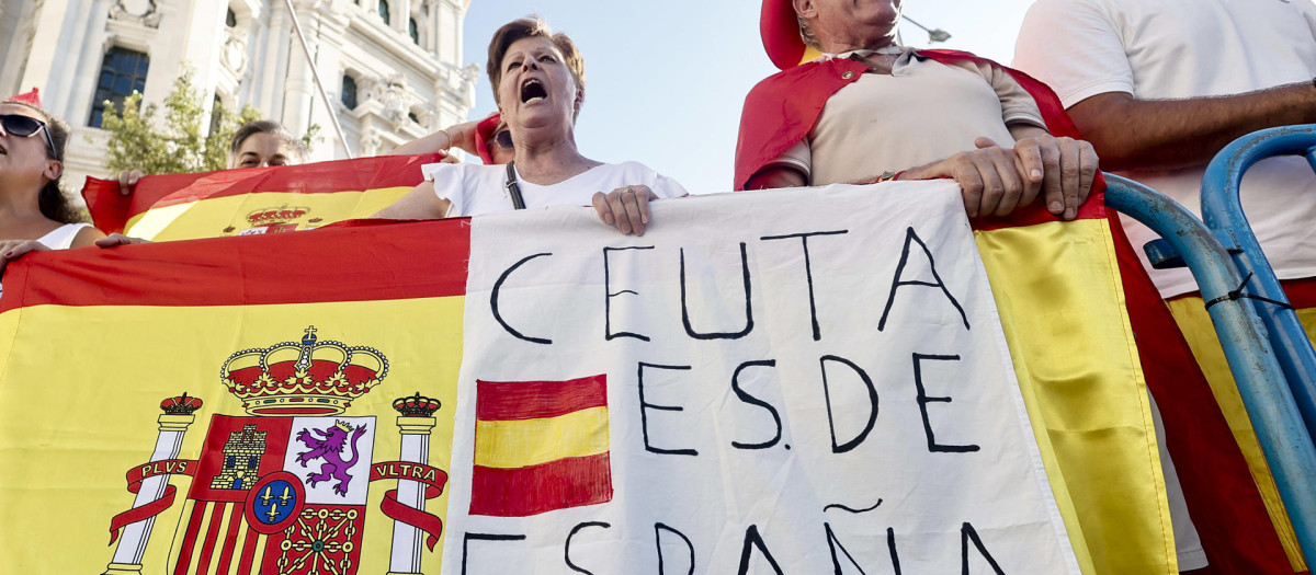 Asistentes a la manifestación con motivo del Día de Ceuta en Cibeles, Madrid