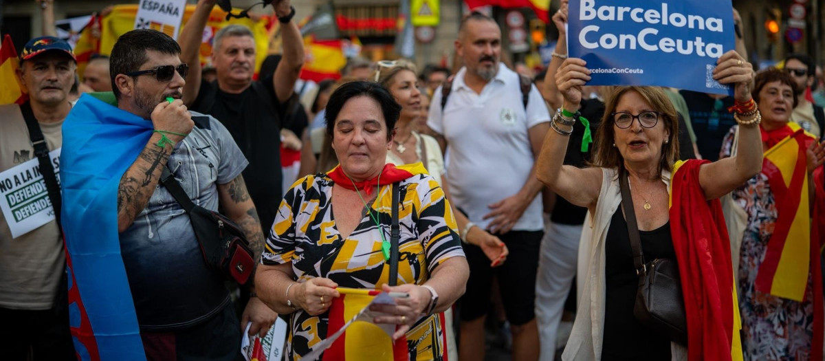 Concentración en favor de Ceuta en la plaza Sant Jaume de Barcelona