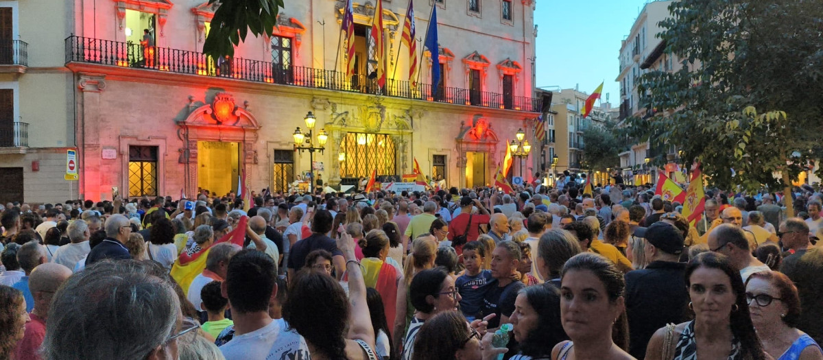 La fachada del ayuntamiento de Palma, teñida con la bandera de España