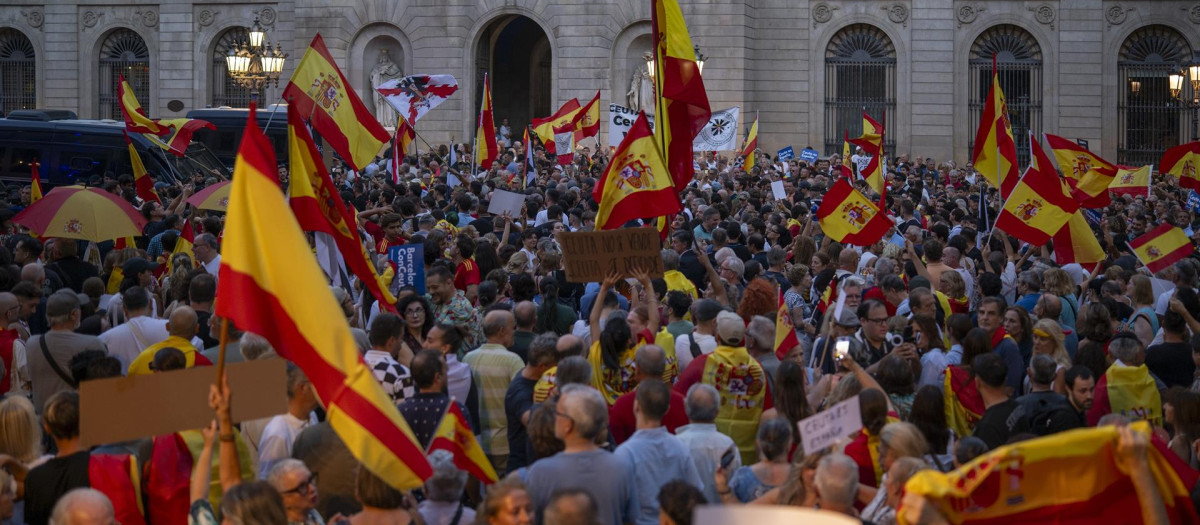 Manifestantes durante una concentración en apoyo a la población ceutí, a 2 de septiembre de 2026, en Barcelona, Cataluña (España).