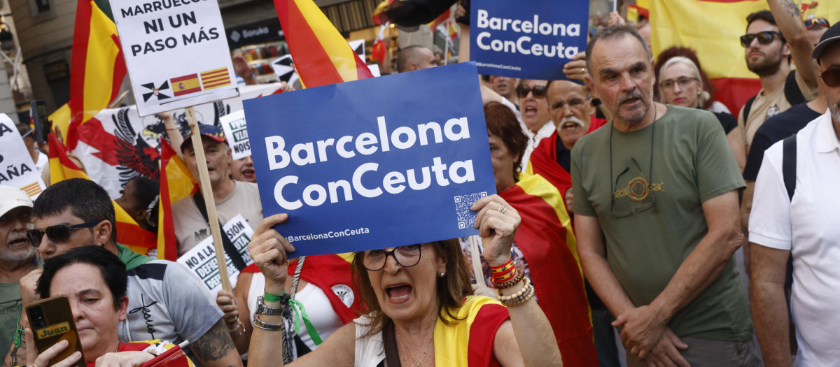 BARCELONA, 02/09/2026.- Asistentes a la manifestación con motivo del Día de Ceuta en la plaza Sant Jaume de Barcelona, convocada este miércoles ante todos los ayuntamientos de España. EFE/ Quique García