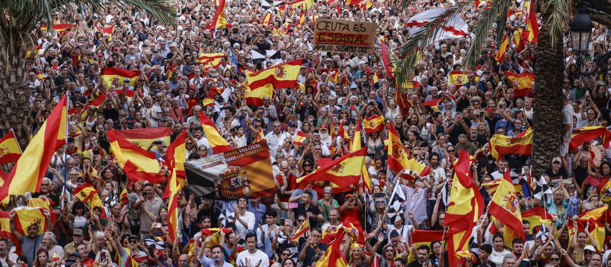 Cientos de personas durante una concentración en solidaridad con Ceuta, a 2 de septiembre de 2026, en Valencia, Comunidad Valenciana (España). Coincidiendo con el Día de Ceuta, más de 260 municipios españoles han sido convocados para mostrar su apoyo al pueblo ceutí ante la crisis migratoria provocada por la entrada de más de 70.000 migrantes por la frontera con Marruecos. Las movilizaciones responden a la iniciativa 'Por Ceuta', respaldada por la Federación Española de Municipios y Provincias.

Rober Solsona / Europa Press
02 SEPTIEMBRE 2026;DÍA DE CEUTA;MANIFESTACIÓN;CONCENTRACIÓN;MIGRANTES;INMIGRANTES;FEMP;APOYO;SOLIDARIDAD;CRISIS MIGRATORIA;CRISIS HUMANITARIA;
02/9/2026