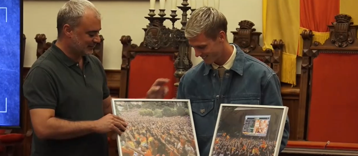 Dani Olmo durante el homenaje