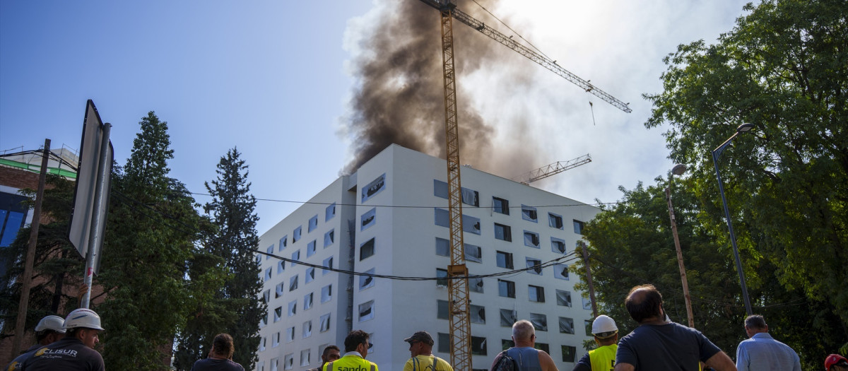 Imágenes del incendio en el antiguo complejo de Altadis en el que está construyendo un hotel. A 2 de septiembre de 2026 en Sevilla (Andalucía, España). Detectado un incendio en el antiguo complejo de Altadis de Sevilla que provoca una visible columna de humo. Un incendio declarado este martes en el antiguo complejo de la fábrica de tabacos de Altadis en Sevilla ha provocado una visible columna de humo sobre el edificio.

Francisco J. Olmo / Europa Press
02/9/2026