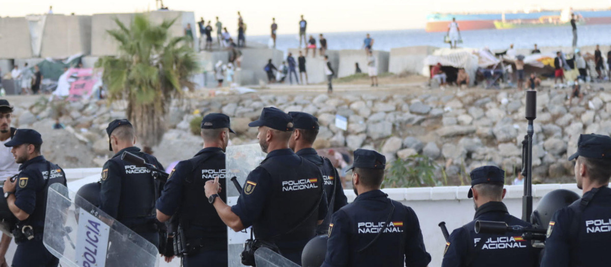 La Policía Nacional controla las inmediaciones de la playa del Trampolín, en Ceuta
