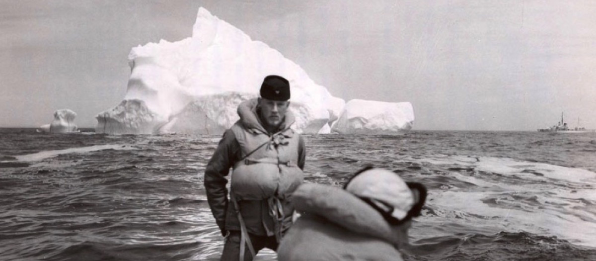 Un miembro de la Patrulla Internacional del Hielo vigilando un enorme iceberg en el Atlántico Norte alrededor de 1950