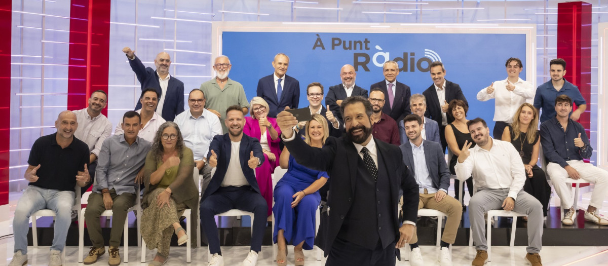 Selfie de la presentación de la nueva programación de À Punt Ràdio