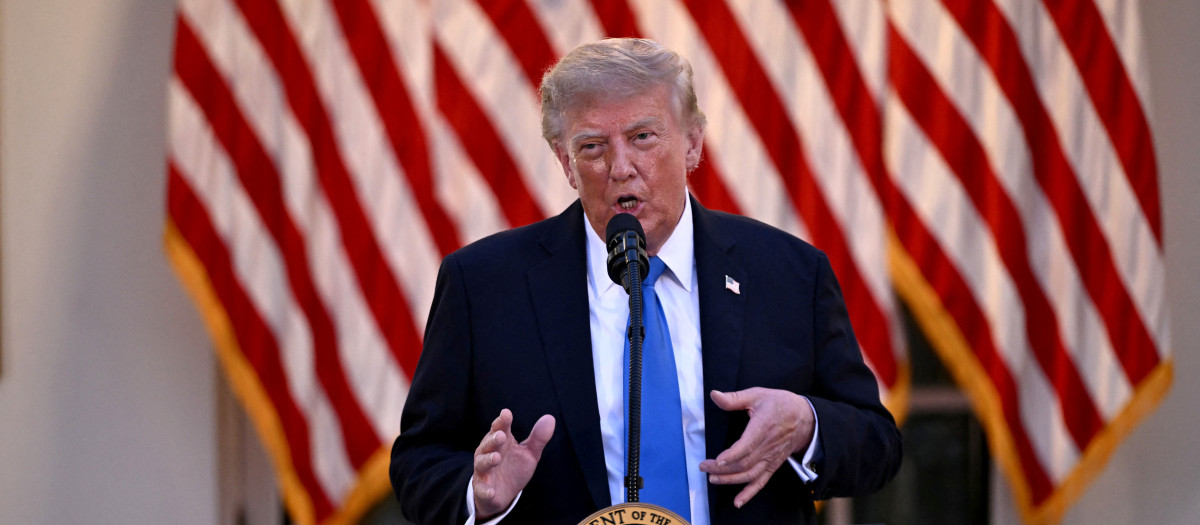 El presidente estadounidense Donald Trump pronuncia un discurso durante una cena en el Jardín de las Rosas de la Casa Blanca en Washington, D.C