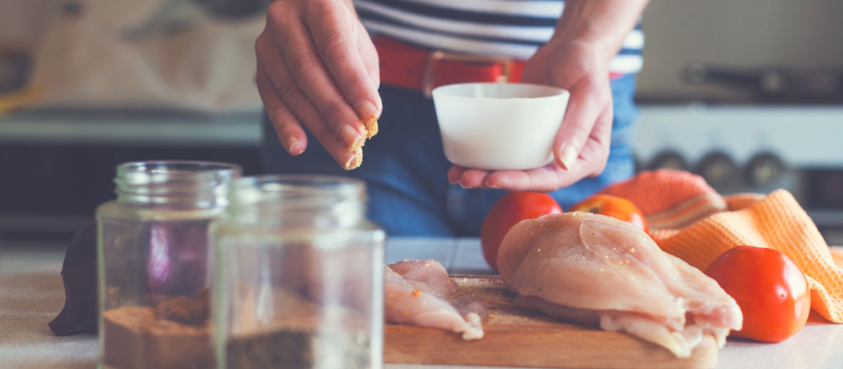 Lavar el pollo antes de cocinarlo aumenta el riesgo de propagar bacterias