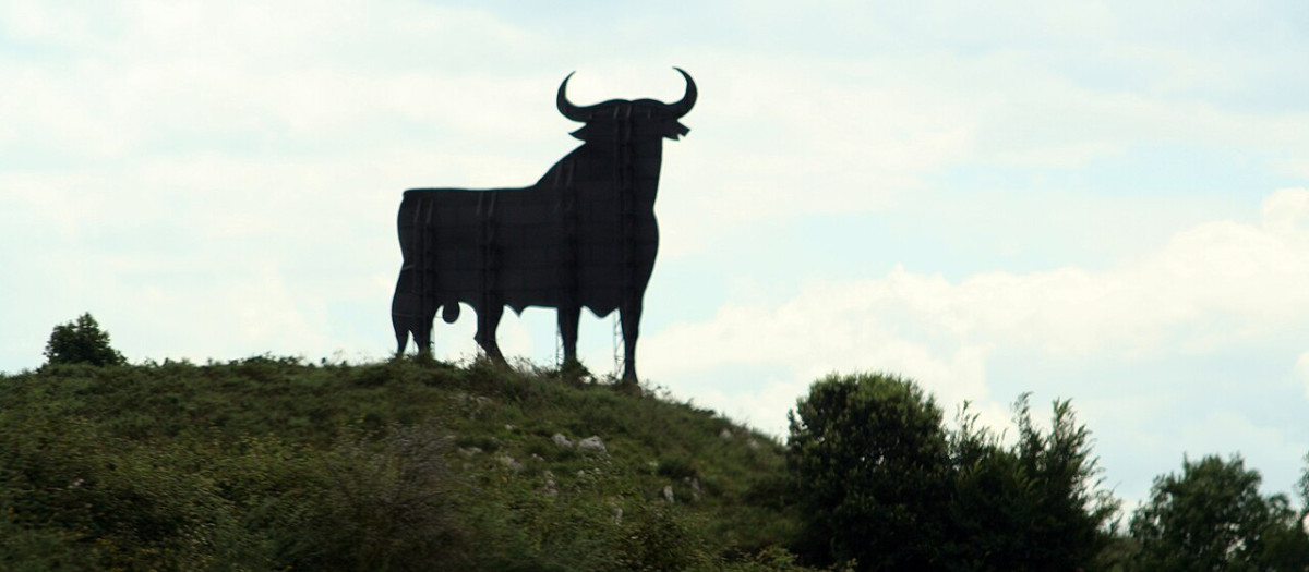 El toro de Osborne en Llanes, Asturias