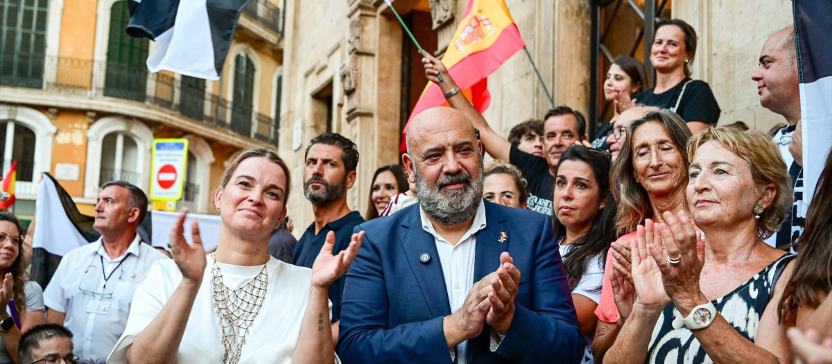 La presidenta del Govern, Marga Prohens, y el alcalde de Palma, Jaime Martínez, en la concentración en apoyo a Ceuta.