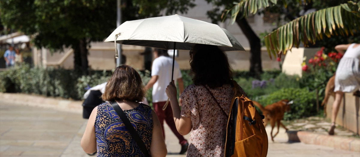 Vecinos y visitantes de Málaga bajo los efectos de la segunda ola de calor