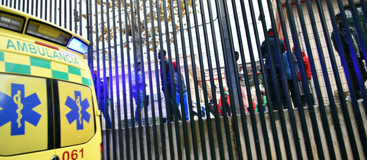 Una ambulancia en las inmediaciones de un centro de inmigrantes de Ceuta