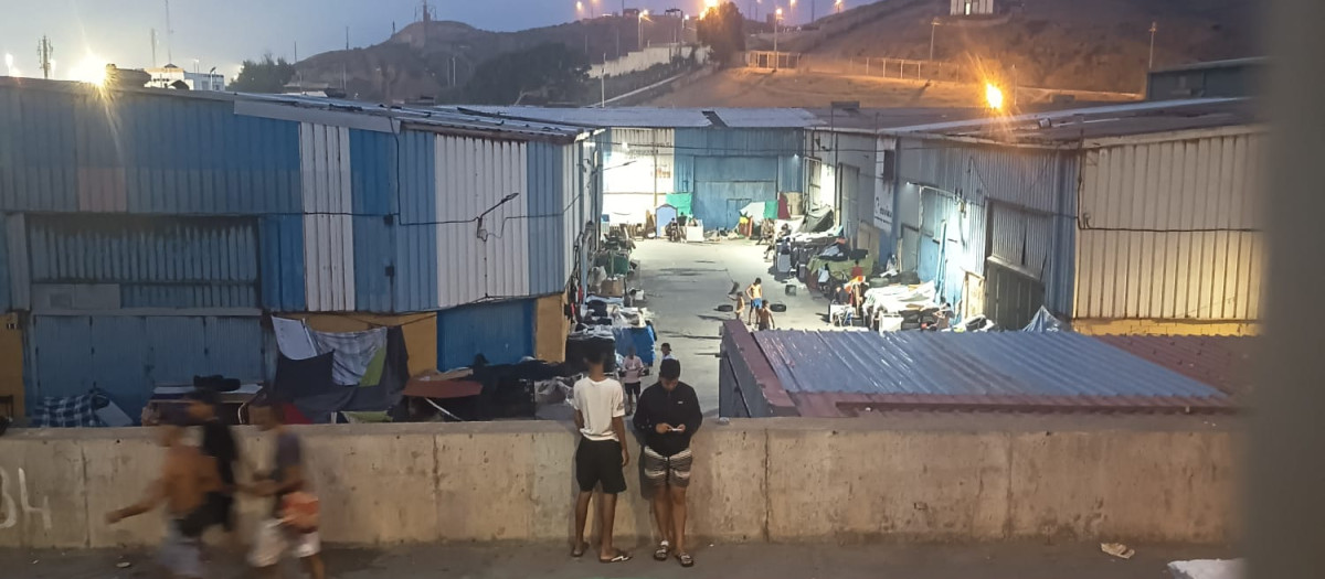 Un campamento de inmigrantes en mitad de Ceuta