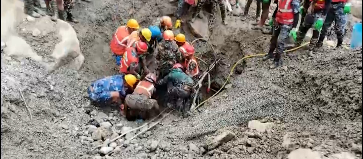 Fotografía cedida por el Ejército de Nepal que muestra el rescate de uno de los dos trabajadores que permanecían atrapados en un túnel del proyecto hidroeléctrico Trishuli 3A- EFE