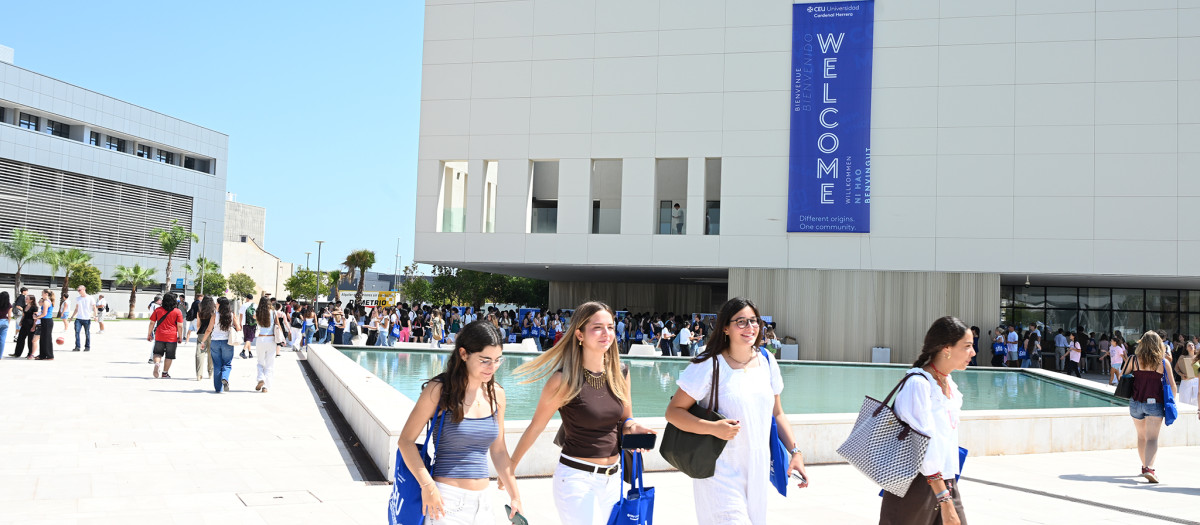 Imagen de los alumnos en la bienvenida al CEU 2026-2027