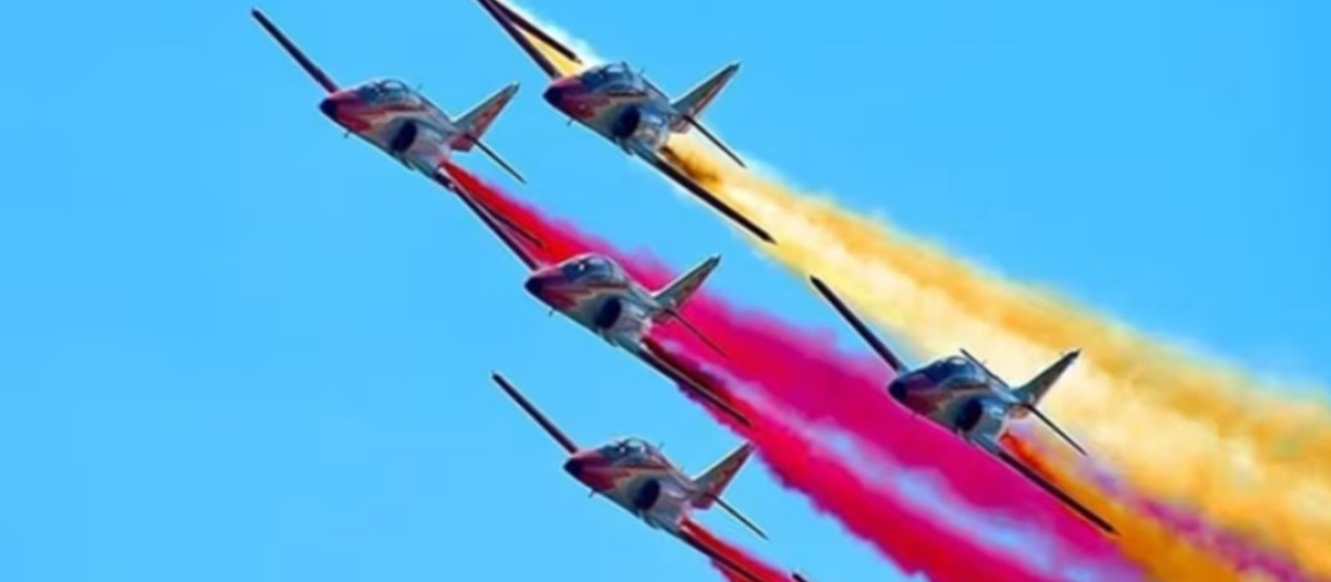 Aeronaves que 'pintan' el cielo con la bandera de España