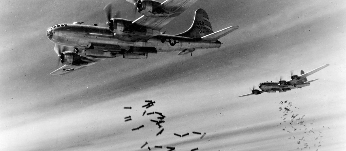 Varios Boeing B-29 lanzan bombas sobre Rangún, Birmania