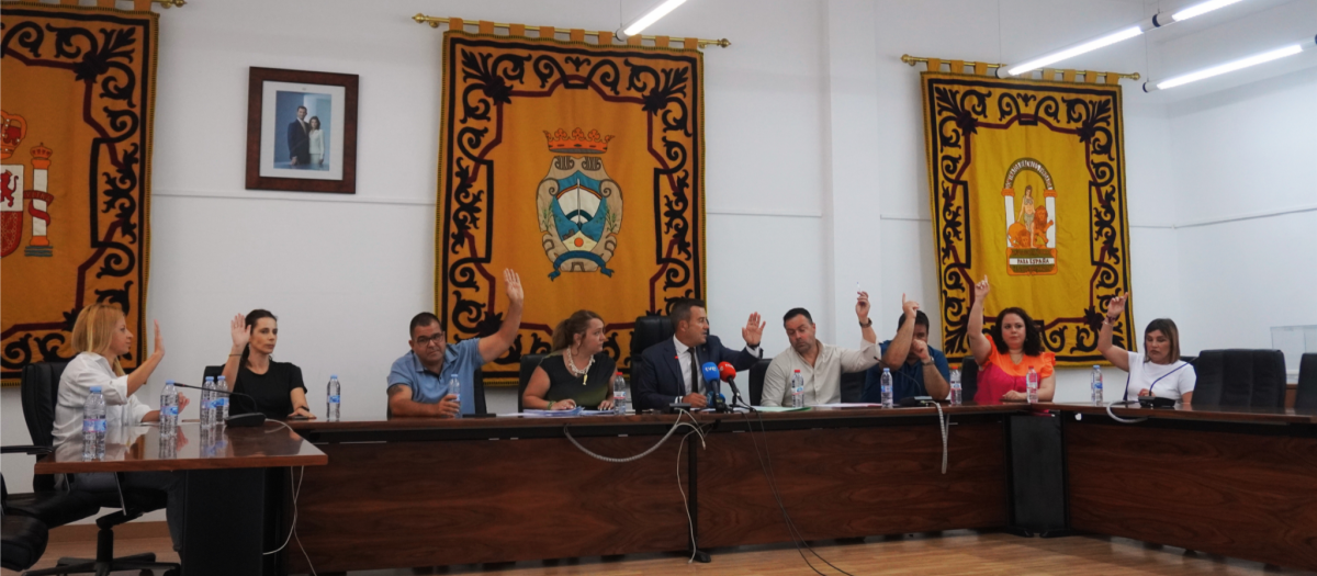 El Pleno aprueba por unanimidad de los ocho concejales presentes la nulidad de la licencia del Algarrobico