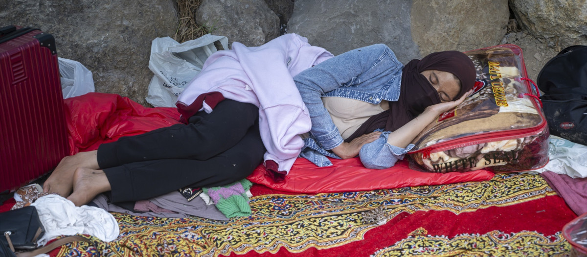 Una mujer esperaba este jueves a las puertas del Centro Ecuestre la Hípica de Ceuta