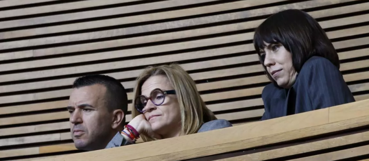 Imagen de archivo de Vicent Mompó y Diana Morant en las Cortes Valencianas, con Pilar Bernabé en medio