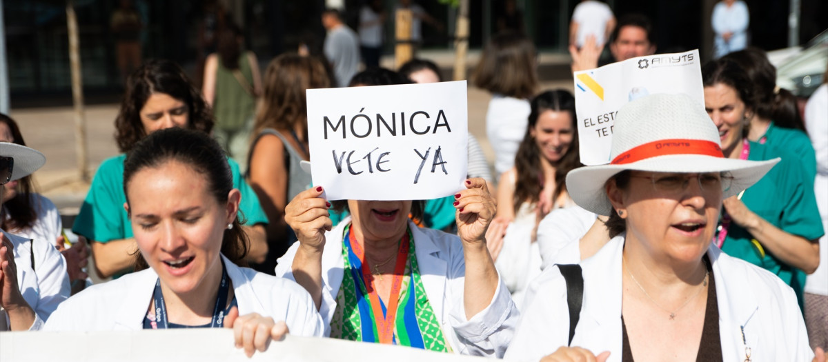 Médicos y facultativos durante una concentración frente al Hospital 12 de Octubre, a 16 de junio de 2026, en Madrid