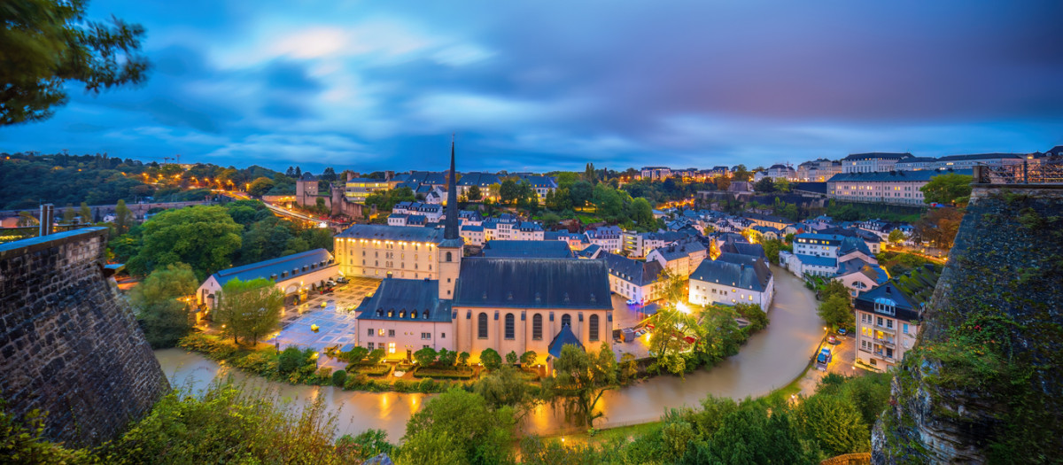 Casco antiguo de la ciudad de Luxemburgo al atardecer