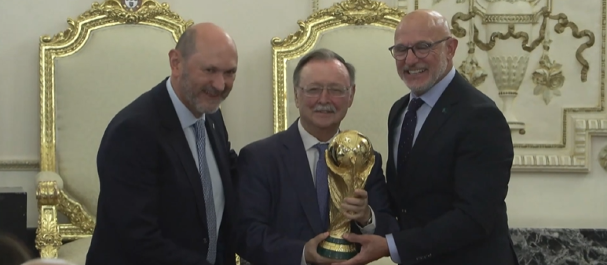 Luis de la Fuente, Juan José Vivas y Rafael Louzán posan con la Copa del Mundo