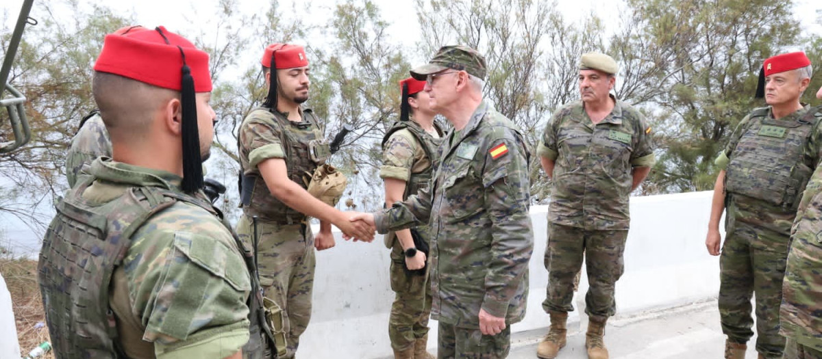 El Jefe de Estado Mayor de la Defensa (JEMAD), almirante general Teodoro López Calderón, saluda a militares destinados en Ceuta