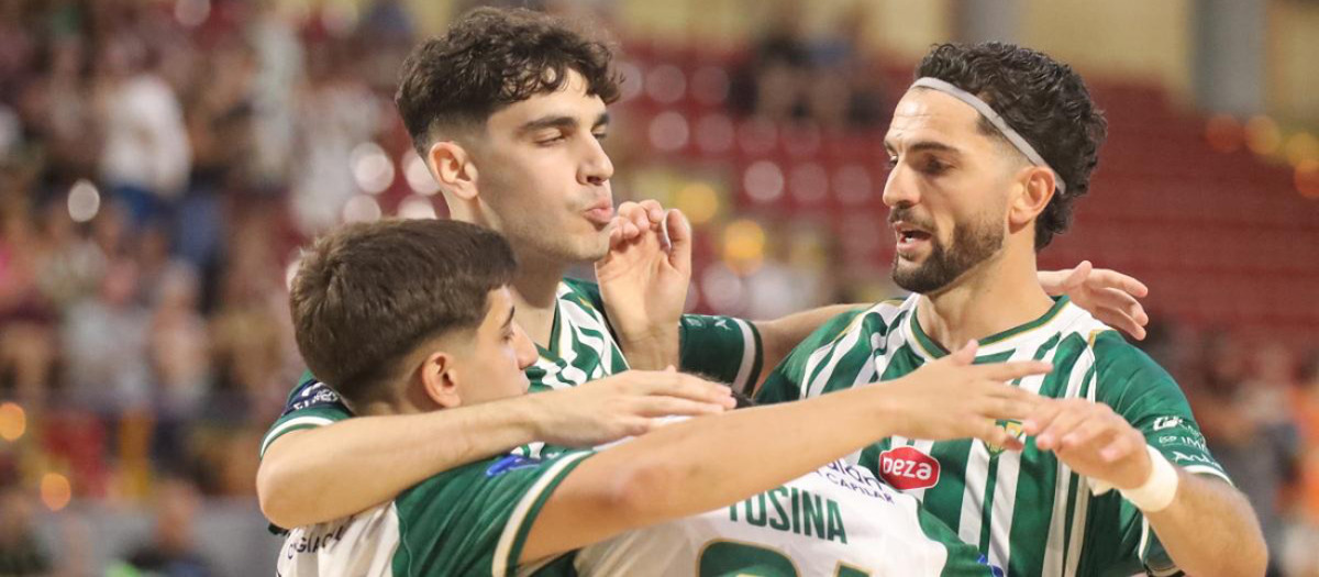 Los jugadores blanquiverdes celebran uno de sus tantos