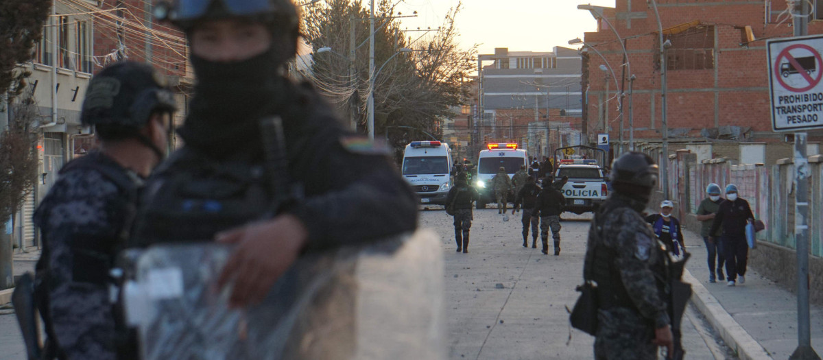 Integrantes de la Policía de Bolivia custodian el cuartel militar