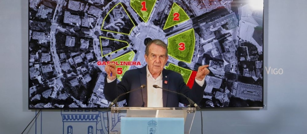 El alcalde de Vigo, Abel Caballero, ante una imagen de la Plaza de España.

REMITIDA / HANDOUT por CONCELLO DE VIGO
Fotografía remitida a medios de comunicación exclusivamente para ilustrar la noticia a la que hace referencia la imagen, y citando la procedencia de la imagen en la firma
04/9/2026