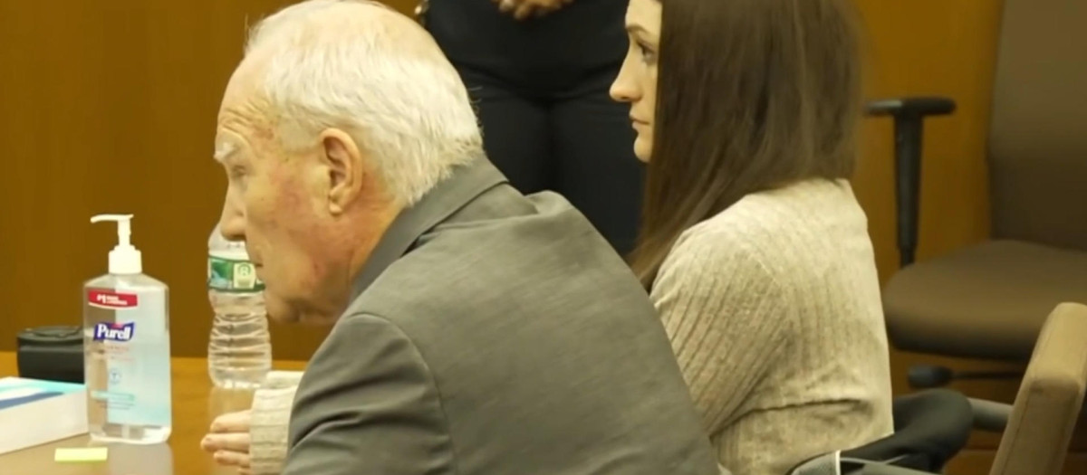 AME4410. NUEVA YORK (ESTADOS UNIDOS), 03/09/2026.- Captura de video tomada de la Corte Superior de Plymouth, Massachusetts que muestra a Lindsay Clancy (d), la mujer acusada de matar a sus tres hijos en Massachusetts. El jurado que dirime el futuro de Lindsay Clancy, la mujer estadounidense acusada de matar a sus tres hijos en Massachusetts (EE.UU.) en un supuesto brote psicótico, concluyó este jueves su sexto día de deliberaciones sin un veredicto después de que la defensa culpara del bloqueo a uno de sus miembros. EFE/ Corte Superior de Plymouth, Massachusetts /SOLO USO EDITORIAL/ NO VENTAS/ SOLO DISPONIBLE PARA ILUSTRAR LA NOTICIA QUE ACOMPAÑA (CRÉDITO OBLIGATORIO)