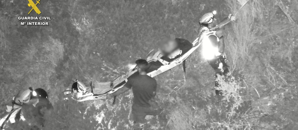 Imagen del rescate de un hombre octogenario tras caer por un barranco en Los Caños de Meca en Barbate (Cádiz).

REMITIDA / HANDOUT por GUARDIA CIVIL
Fotografía remitida a medios de comunicación exclusivamente para ilustrar la noticia a la que hace referencia la imagen, y citando la procedencia de la imagen en la firma
05/9/2026