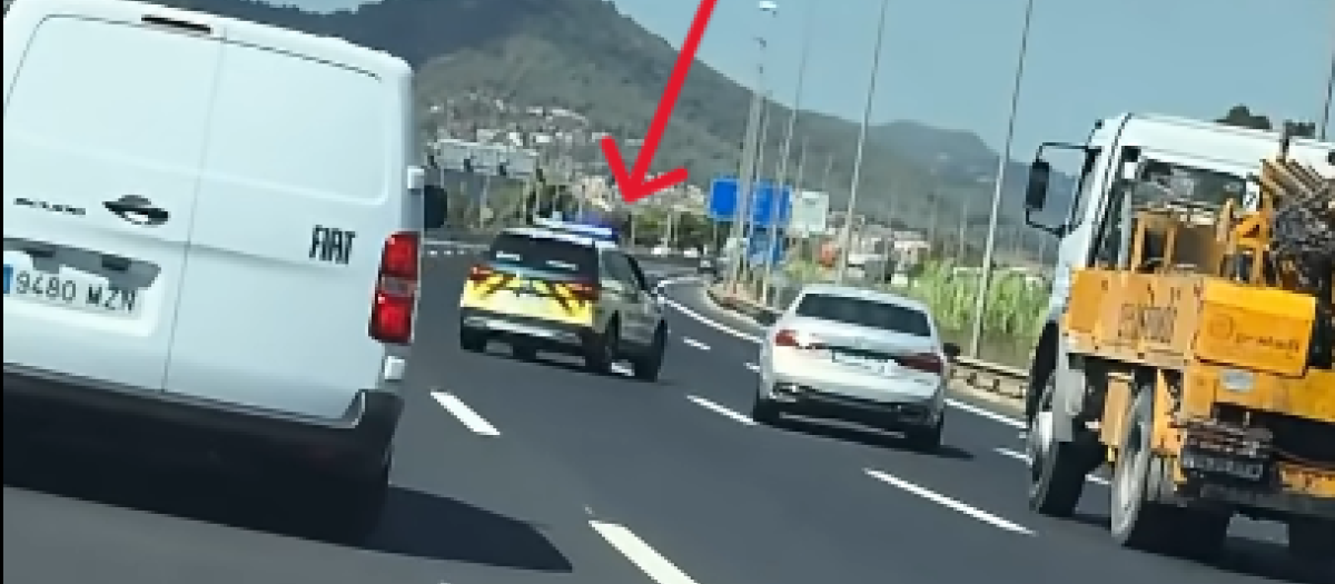 Imagen del vehículo de la Policía Local haciendo la señal a los coches