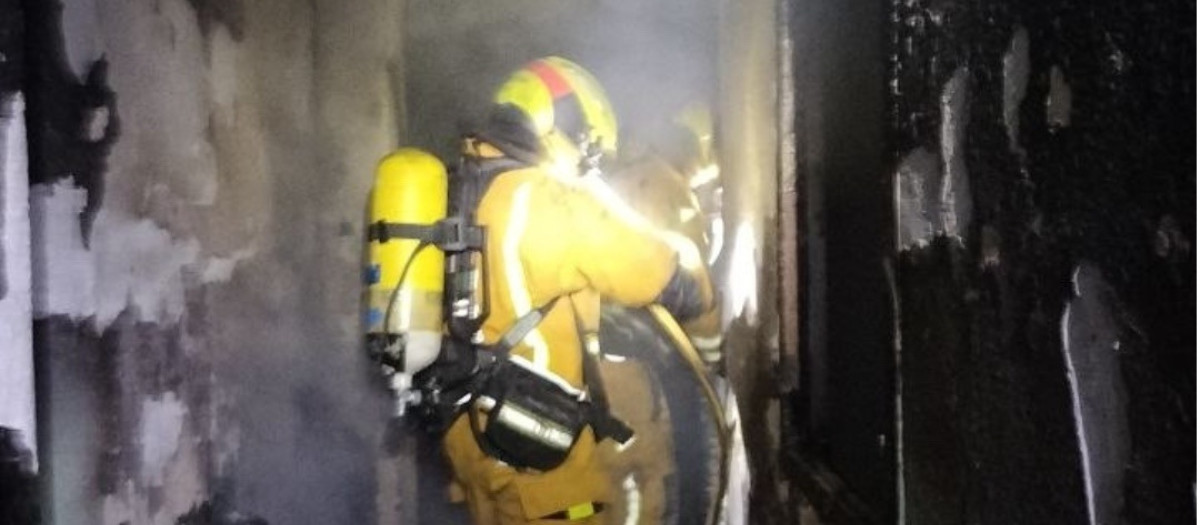 Imagen del incendio que ha calcinado una vivienda en San Vicente del Raspeig