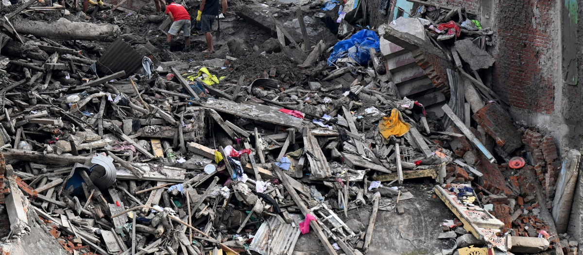 Los supervivientes de las inundaciones buscan pertenencias que puedan ser rescatadas en Trishuli Bazar, en el distrito de Nuwakot de Nepal, el 5 de septiembre de 2026