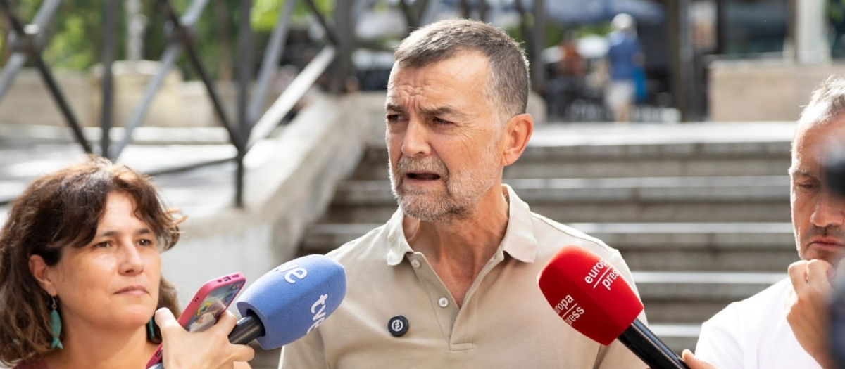 El coordinador federal de IU, Antonio Maíllo, atiende a los medios de comunicación