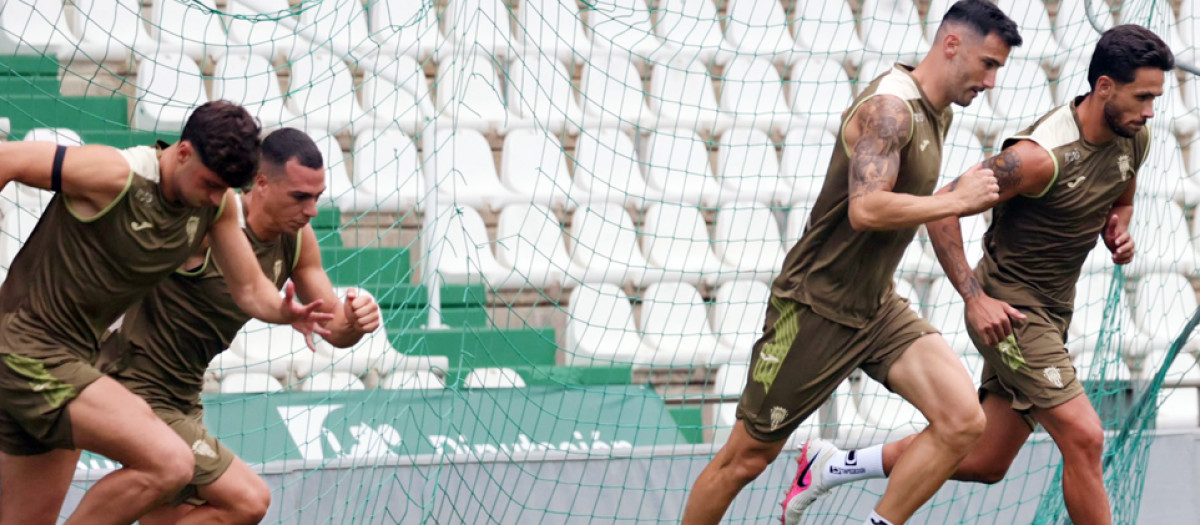 Varios jugadores del Córdoba se esfuerzan en un entrenamiento