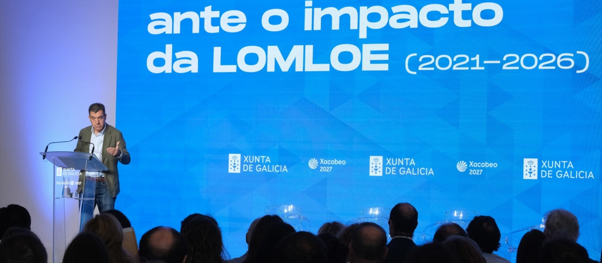 El conselleiro de Educación, Román Rodríguez, en el acto 'O ensino galego ante o impacto da LOMLOE"